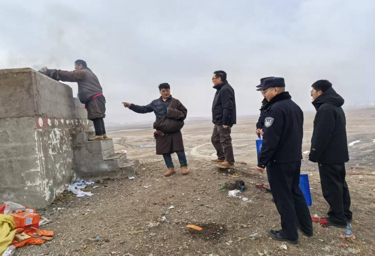 甘肃黄河首曲国家级自然保护区管护中心开展元宵节防火宣传及煨桑点专项值守